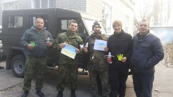 Батальон "Азов" получил посылку от цюрупинчан (фото)