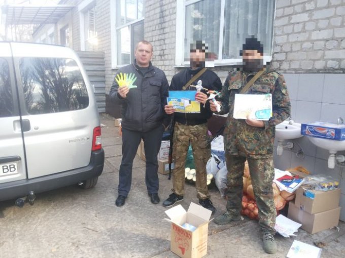 Батальон "Азов" получил посылку от цюрупинчан (фото)