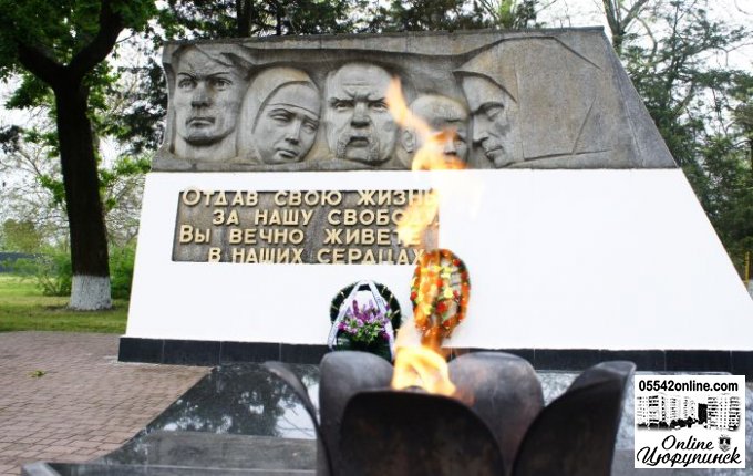 Урочиста лінійка у "Парку Слави" біля пам’ятника загиблим воїнам (фото)