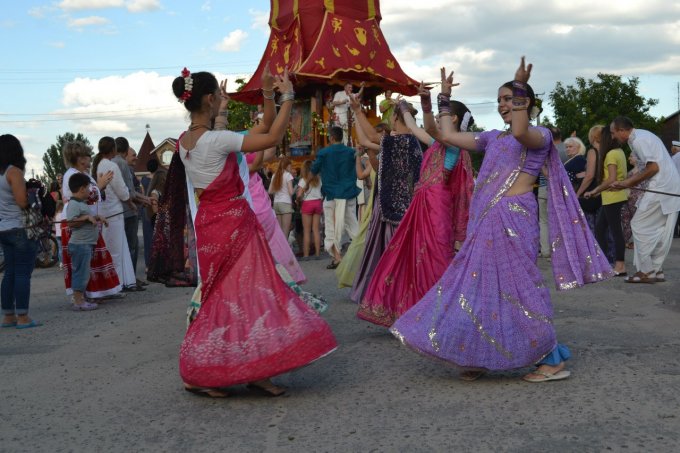 "Ратха Ятра" и фестиваль красок "Холи" в Олешках (фото)
