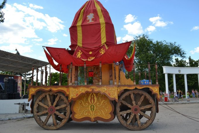 "Ратха Ятра" и фестиваль красок "Холи" в Олешках (фото)