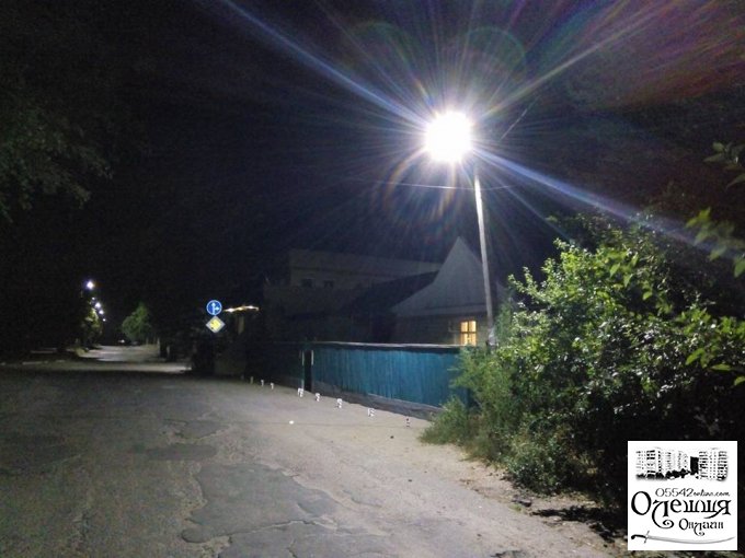 Еще на двух улицах в Олешках загорелись светодиодные фонари