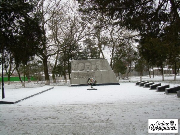 У Цюрупинську під руки вандалів знову потрапив меморіал пам’яті в Парку Слави «Вічний вогонь»