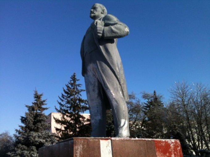У Ленина в Цюрупинске теперь новые штаны (фото)