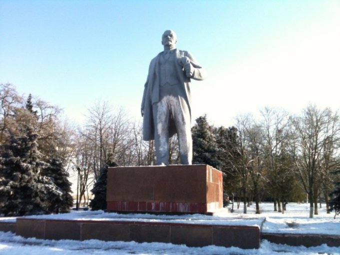 У Ленина в Цюрупинске теперь новые штаны (фото)