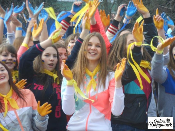 Школьники на Херсонщине за мир, свободу и единую Украину (фоторепортаж)