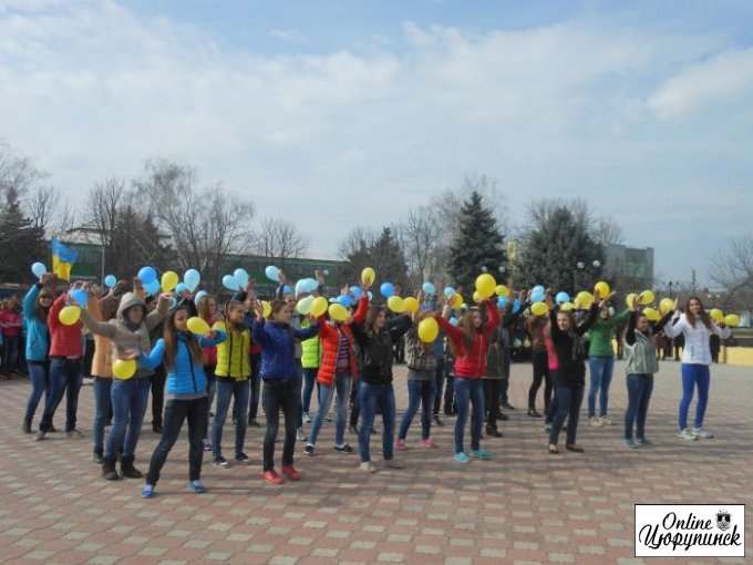 Школьники на Херсонщине за мир, свободу и единую Украину (фоторепортаж)