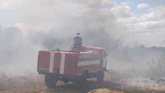 В Цюрупинске горит незаконная свалка, люди задыхаются от едкого дыма (фоторепортаж)