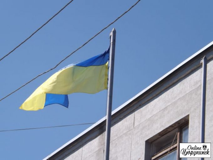 Главный флаг Украины в цюрупинском районе подняли дети (фото)