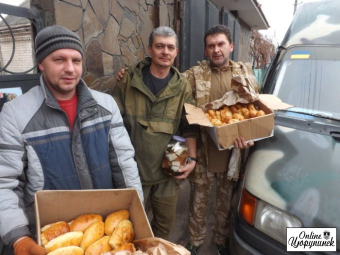 Цюрупинчане провожали солдат в АТО с пирожками и с салом (фото)
