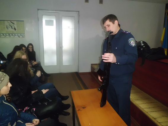 До Цюрупинського районного відділу міліції завітали учні 10-11 класів