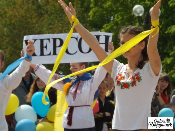Яркий и патриотичный флешмоб в Цюрупинске (фото)