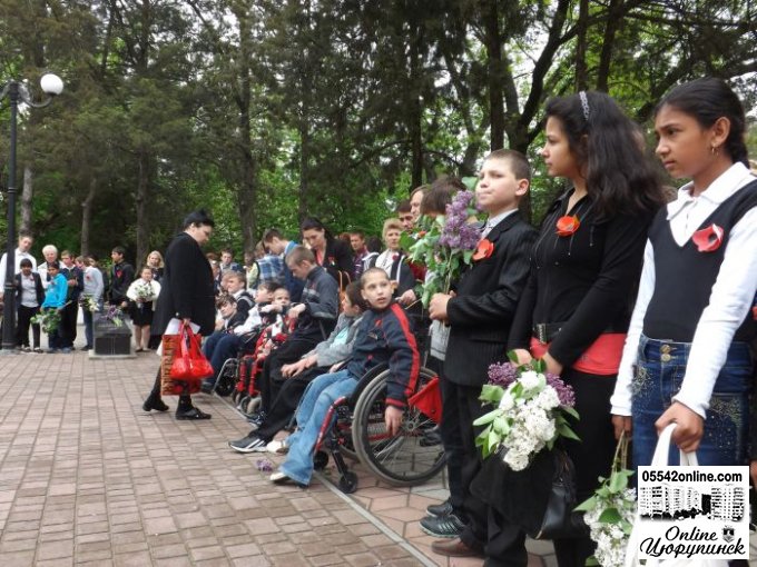 Урочиста лінійка у "Парку Слави" біля пам’ятника загиблим воїнам (фото)