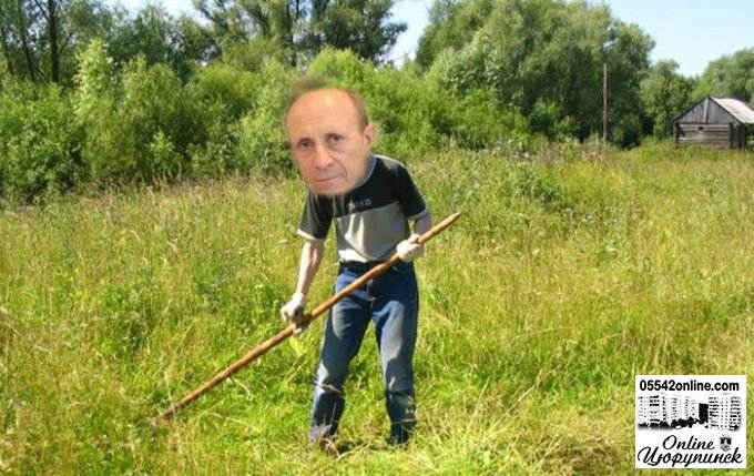 История о том, как мэр Цюрупинска в свободное от работы время косит сено возле речки