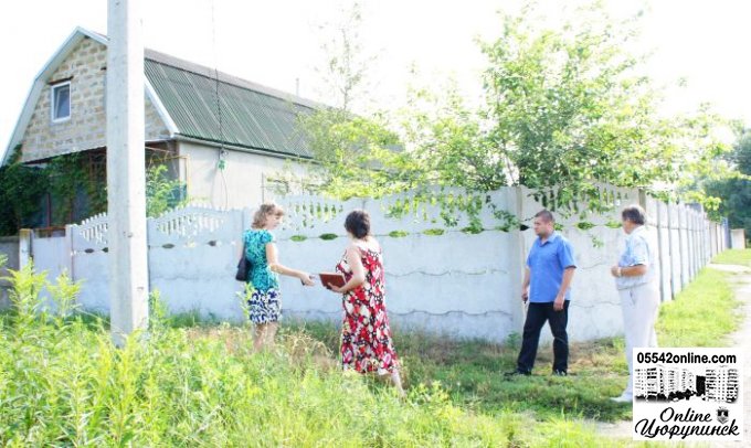Сегодня в Цюрупинске государственная экологическая инспекция измеряла дом Плотникова и ему подобных (фото)