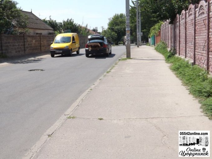 Что происходит с бетонными дорожками спустя короткое время на примере Цюрупинска (фото)