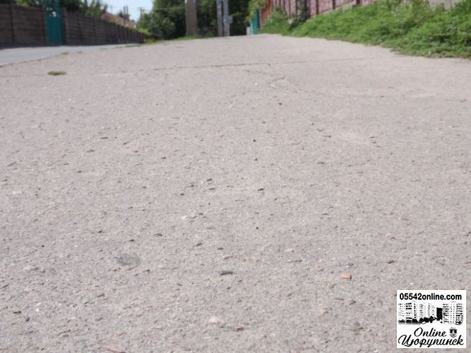 Что происходит с бетонными дорожками спустя короткое время на примере Цюрупинска (фото)