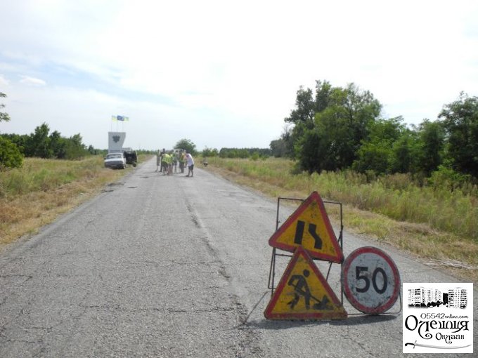 Громада села Козачі Лагері розпочала ремонтувати дорогу (видео)