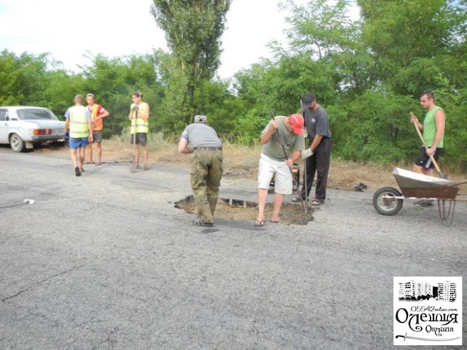 Громада села Козачі Лагері розпочала ремонтувати дорогу (видео)