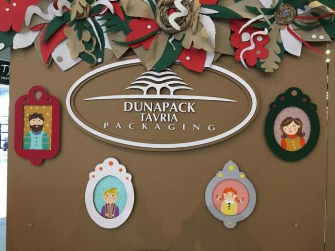 Компания "Дунапак Таврия" собрала на ТРЦ "Фабрика" рождественскую комнату из гофрокартона (фото)