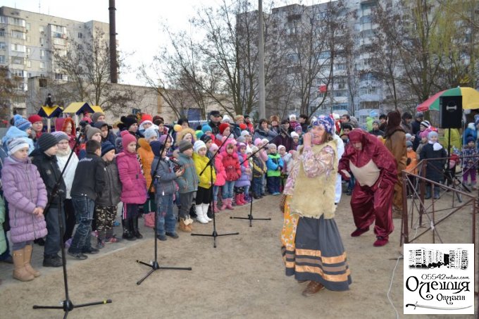 Як у Цюрупинську всі разом наряджали новорічну красуню (фото/відео)