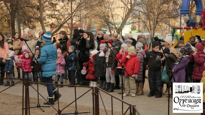 Як у Цюрупинську всі разом наряджали новорічну красуню (фото/відео)