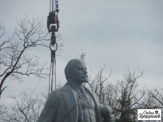 Ровно 2 года назад в Цюрупинске снесли Ленина (фото/видео)
