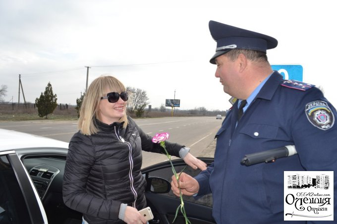 Квіти замість покарання для жінок-водіїв у Цюрупинську (відео)