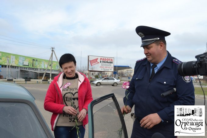 Квіти замість покарання для жінок-водіїв у Цюрупинську (відео)