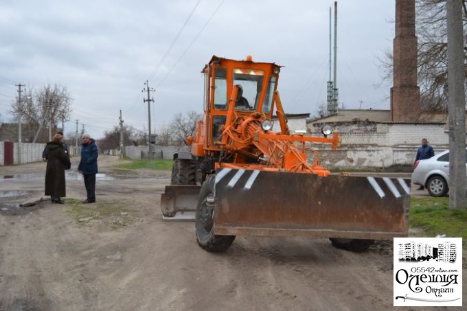 У Цюрупинську триває плановий ремонт доріг та процес грейдерування вулиць (фото)
