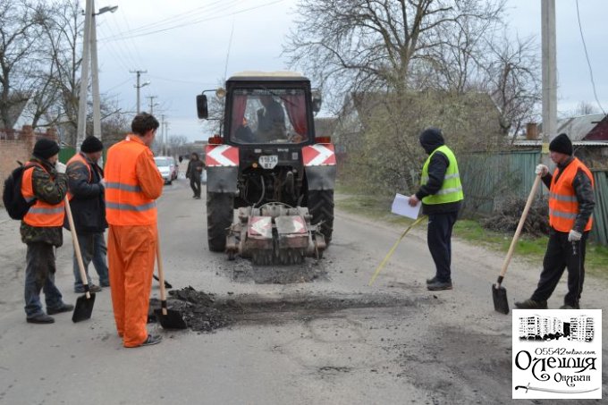 У Цюрупинську триває плановий ремонт доріг та процес грейдерування вулиць (фото)
