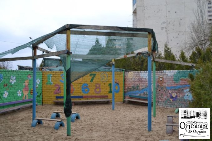 У Цюрупинському дитячому садочку ремонтують навіси для дітей