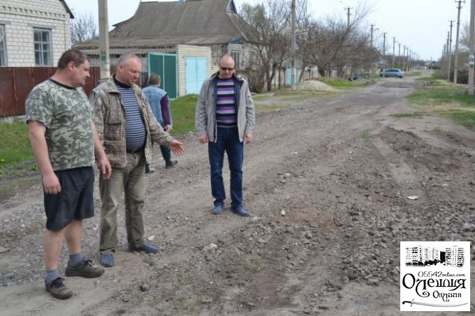 Депутати та місцеве населення особисто контролюють ремонтні роботи у Цюрупинську