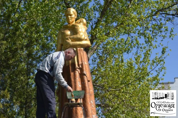 Відновлюючи пам'ятні місця у Цюрупинську напередодні 9 травня