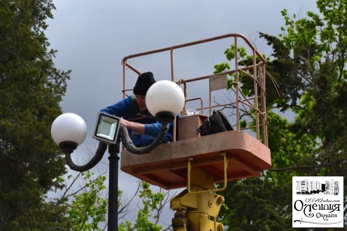 В Цюрупинському "Парку Слави" встановлюють нове освітлення