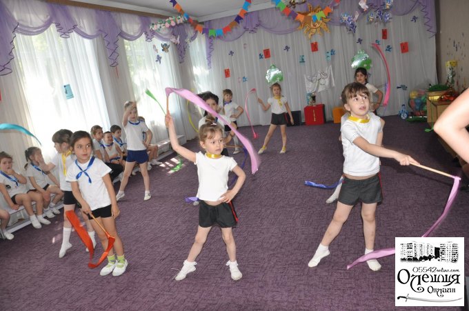 Сучасну традицію підтримали діти Цюрупинського дитячого садочку