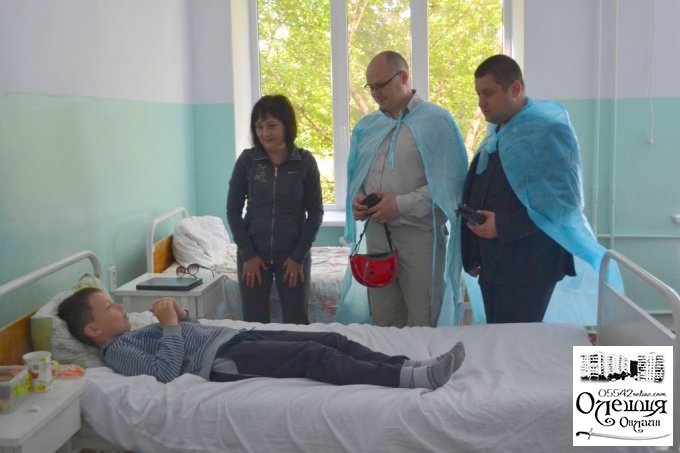 Цюрупинський міський голова та секретар ради відвідали постраждалого у ДТП хлопця