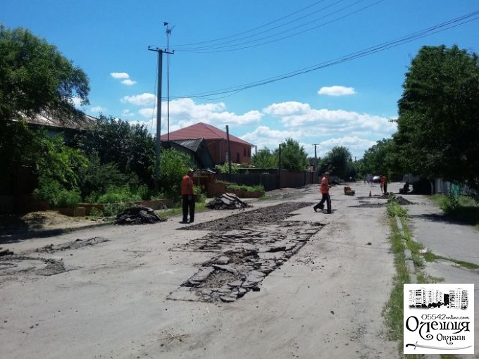 З настанням сприятливих погодних умов в Олешках відновився ремонт доріг