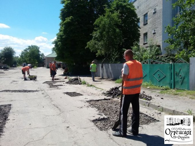 З настанням сприятливих погодних умов в Олешках відновився ремонт доріг