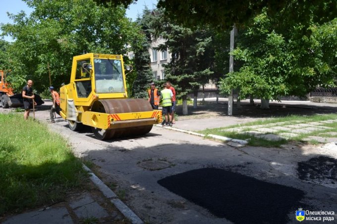 Ведеться укладання асфальтно-бетонного покриття біля Олешківської гімназії
