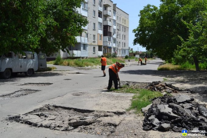 Ведеться укладання асфальтно-бетонного покриття біля Олешківської гімназії