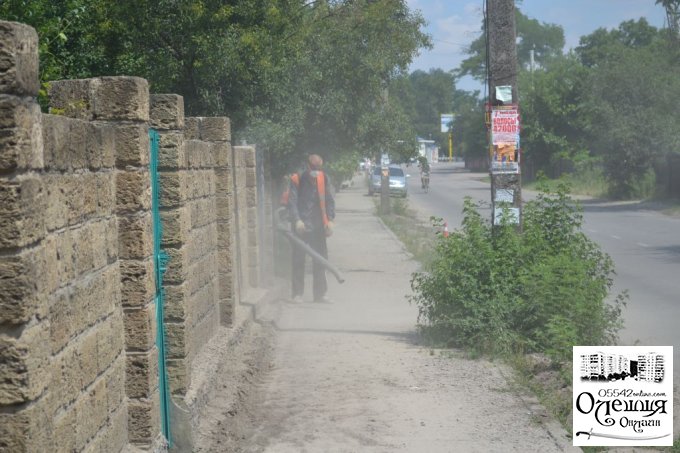 В Олешках розпочато капітальний ремонт тротуару на центральній вулиці міста