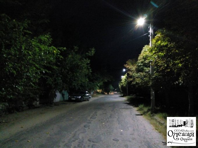 Еще на двух улицах в Олешках загорелись светодиодные фонари