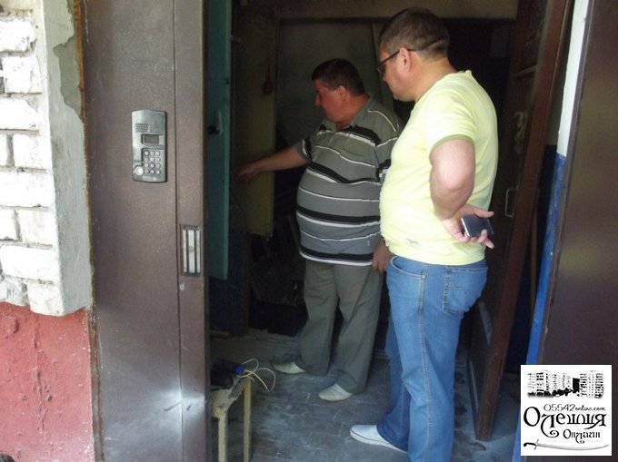 Проводяться роботи з відновлення електроживлення будинку №6 на житлоселищі