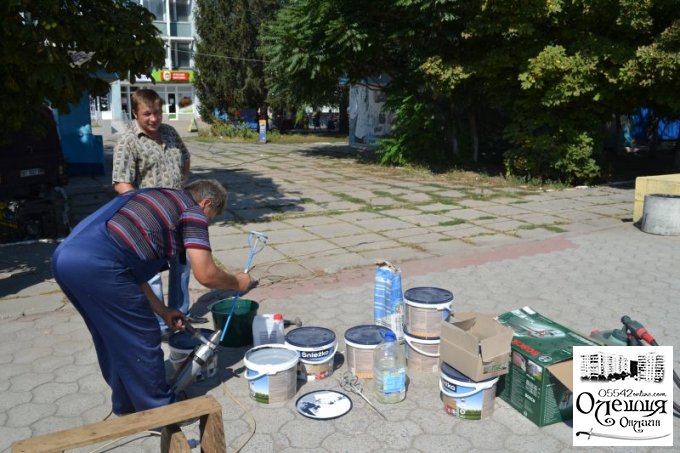 В Олешках ремонтують центральну площу до Дня Незалежності (фото)