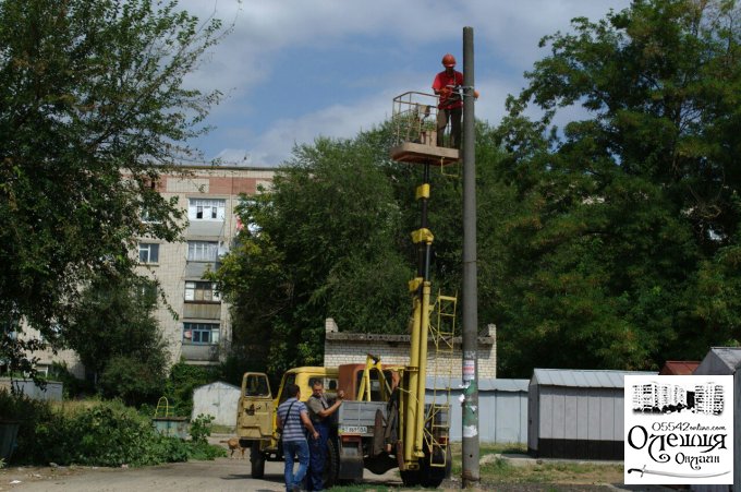 В Олешках триває процес встановлення сучасного вуличного освiтлення