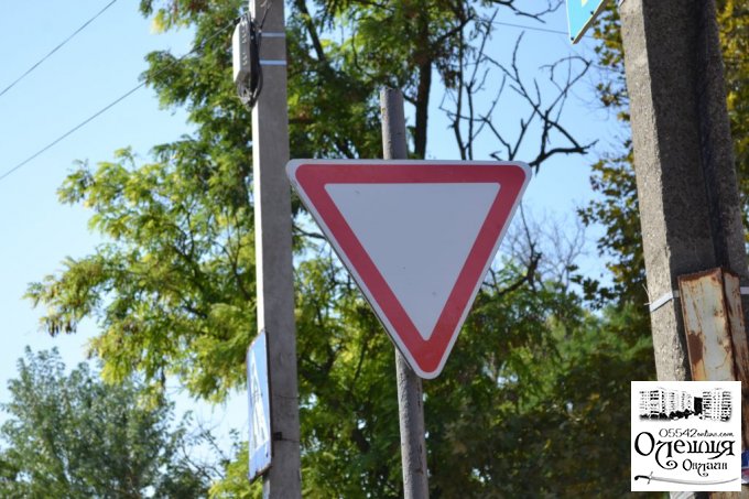 В Олешках встановлюють дорожні знаки (фото)