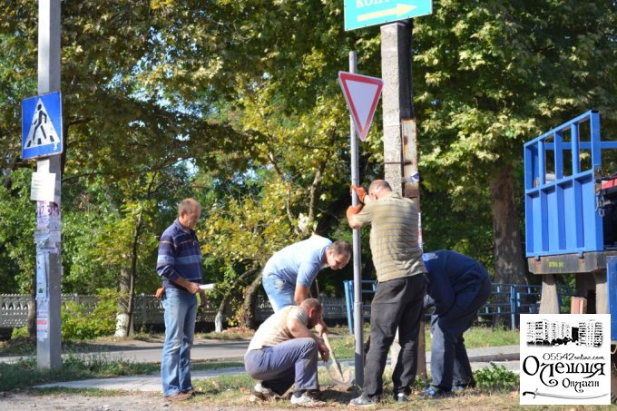 В Олешках встановлюють дорожні знаки (фото)