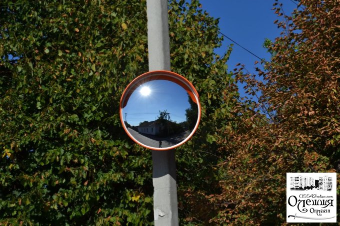 В Олешках встановили перше сферичне дзеркало для безпечного руху автотранспорту