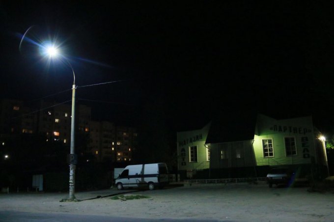 На жилпоселке в Олешках становится значительно светлее (фото)
